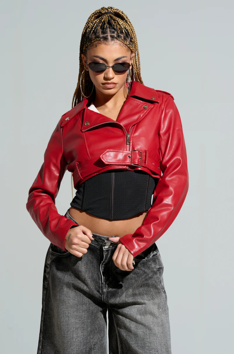 TRIO ESSENTIAL CROPPED MOTO IN RED