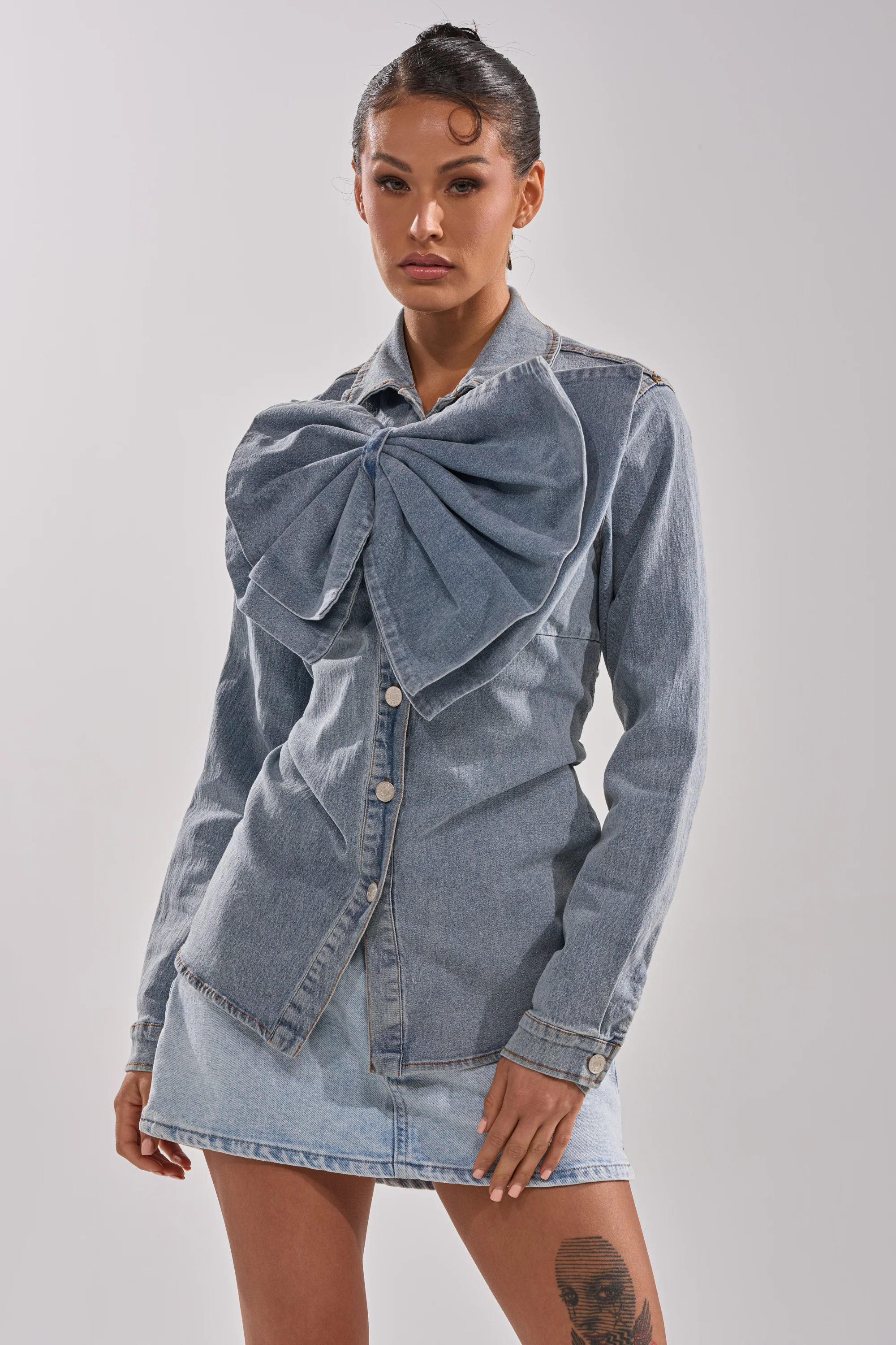 TWO-TONE BOW DENIM BUTTON DOWN SHIRT - Image 4