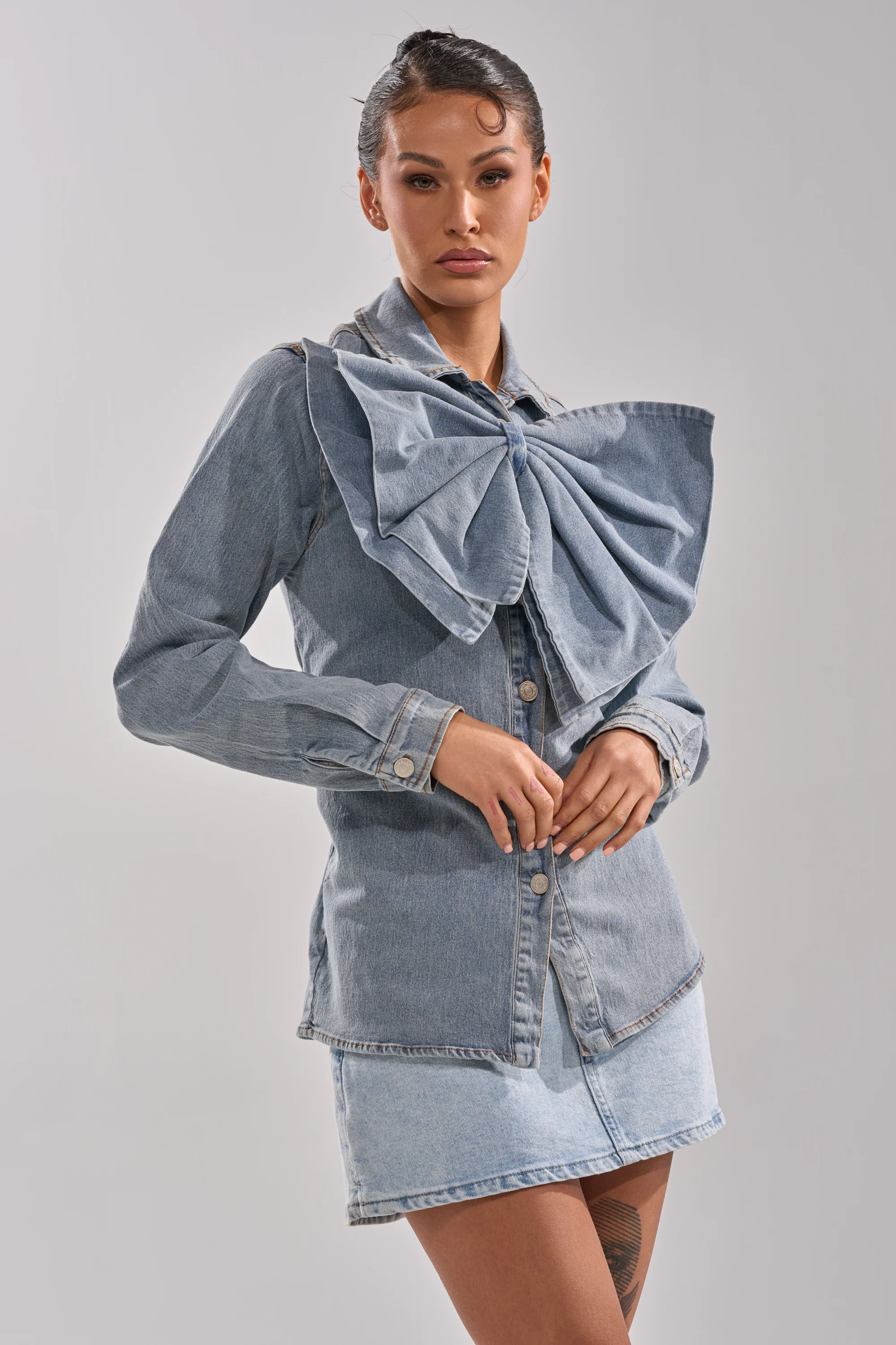 TWO-TONE BOW DENIM BUTTON DOWN SHIRT - Image 5