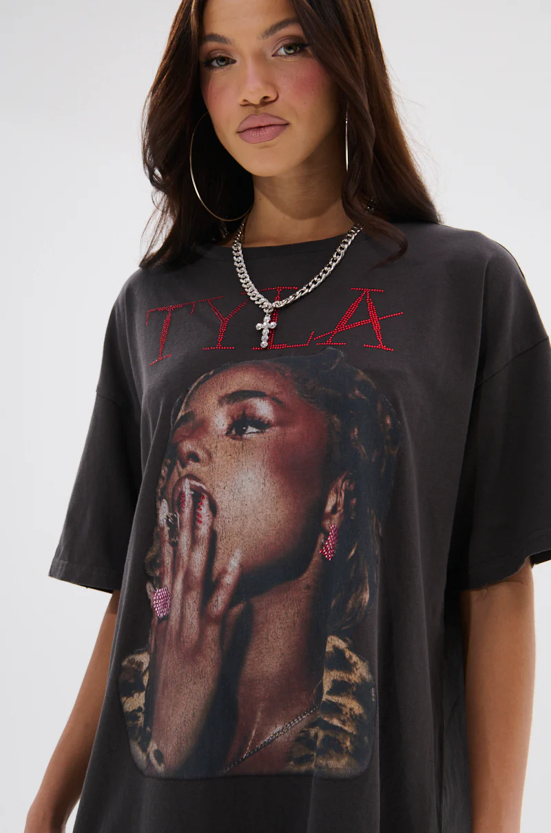 TYLA GRAPHIC T-SHIRT DRESS WITH DISTRESSING - Image 7