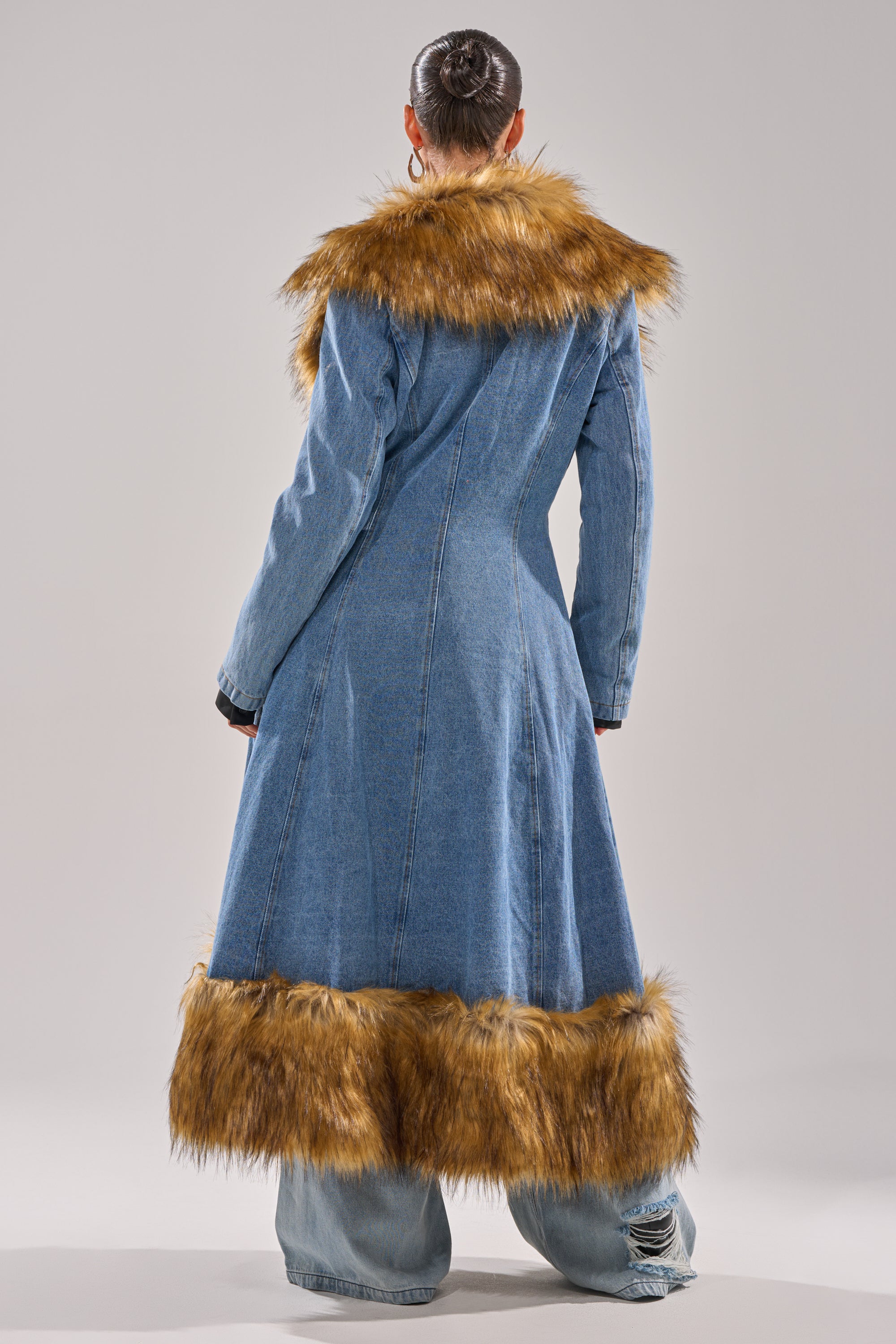 VIVIAN FUR TRIM TRENCH IN DENIM - Image 10