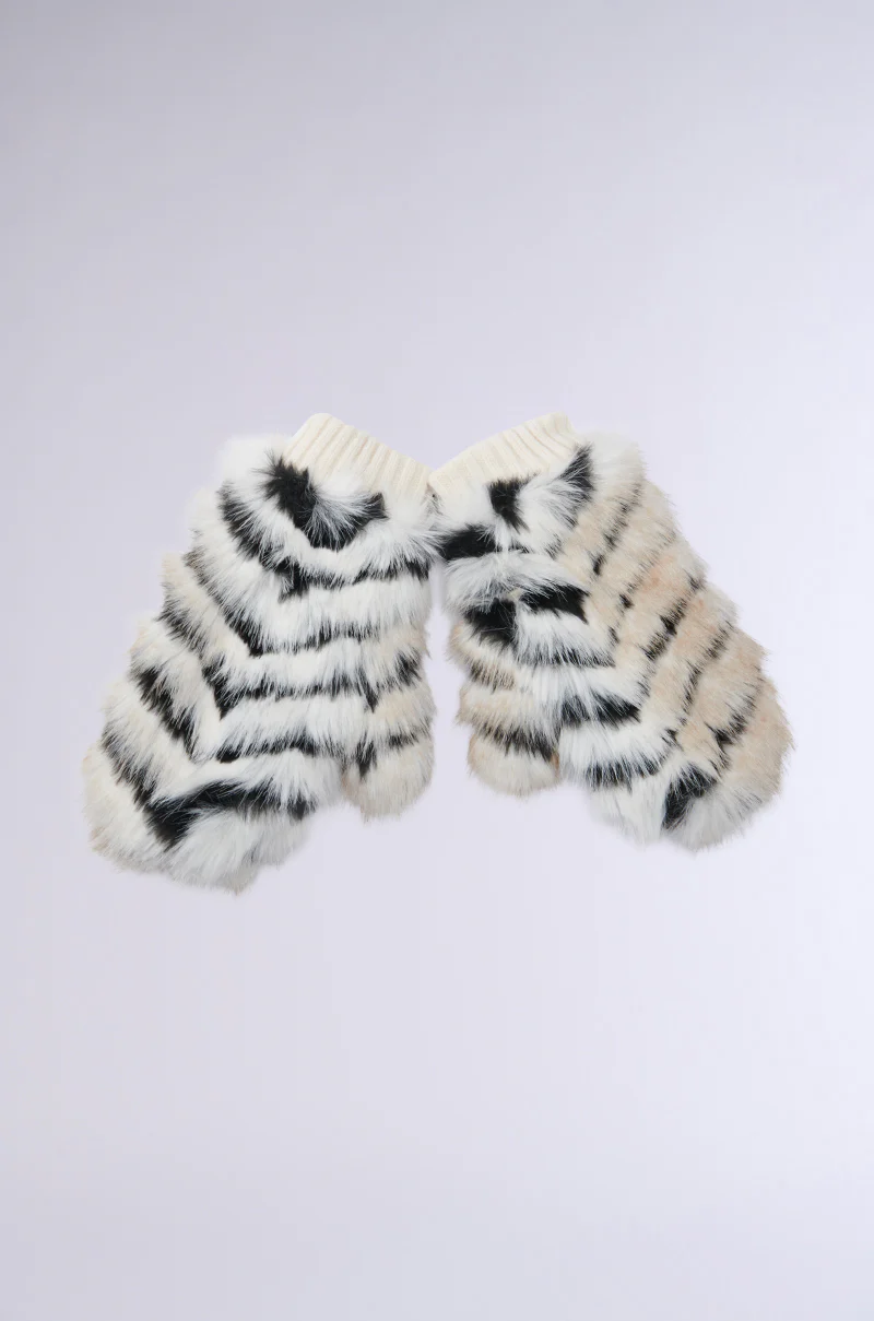 WILDER FAUX FUR MITTENS - Image 3