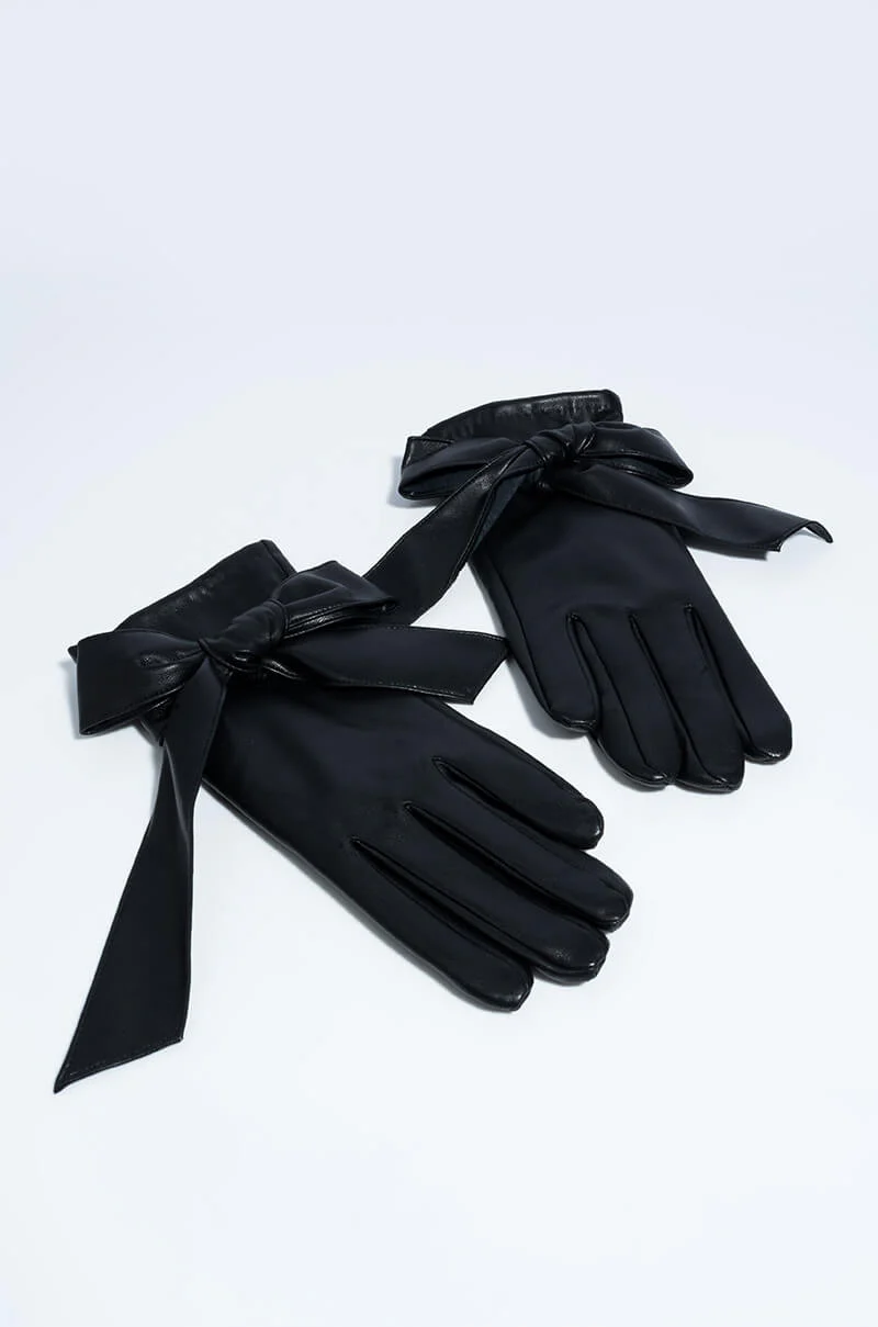 WINTOUR PLEATHER BOW ACCENT GLOVES IN BLACK