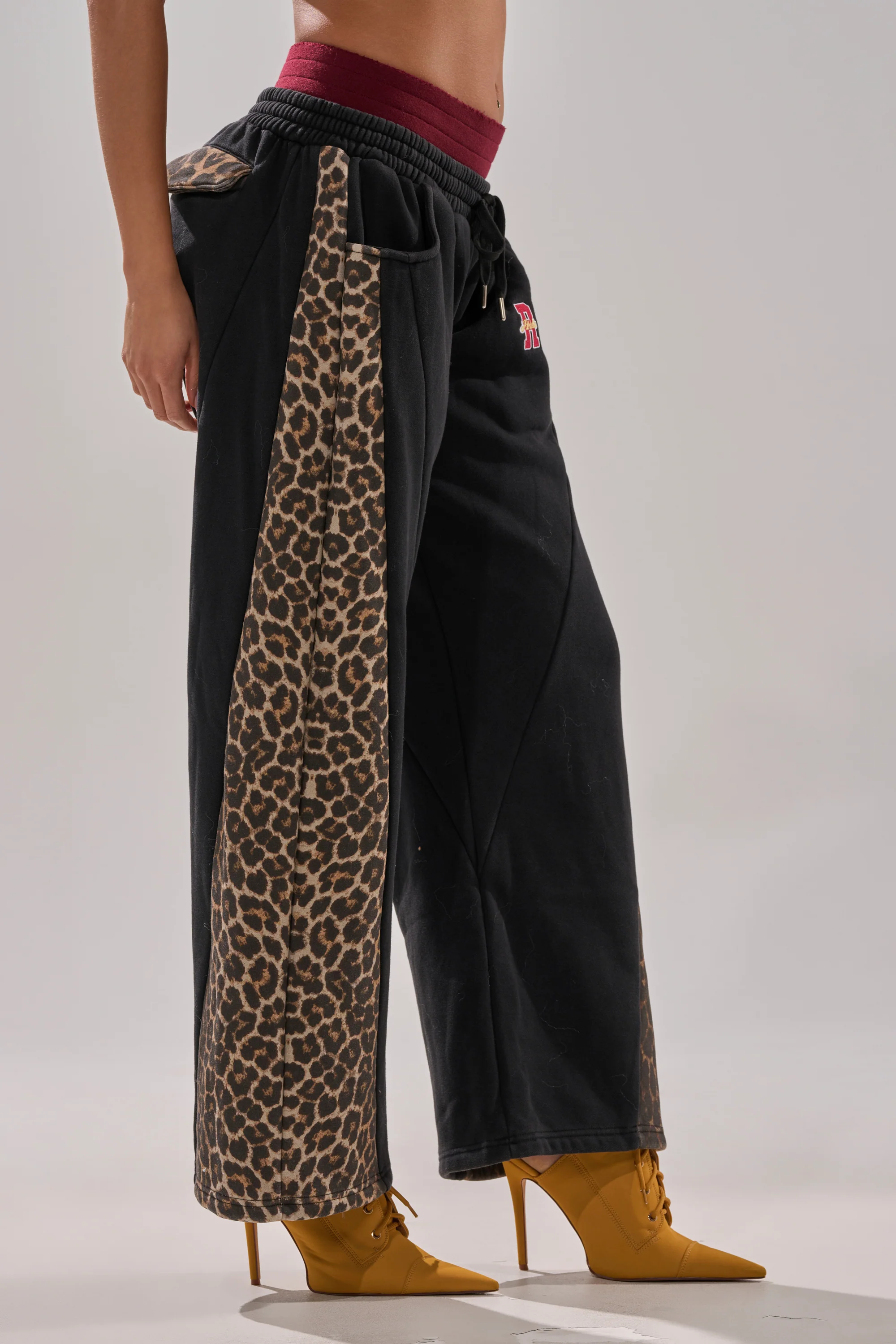 WORLD HOLD ON JOGGER - Image 4