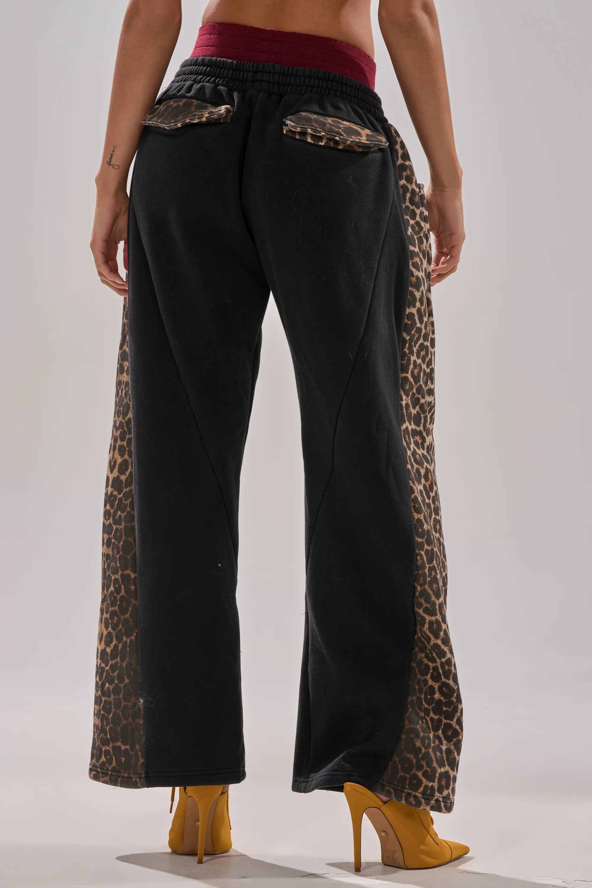 WORLD HOLD ON JOGGER - Image 5