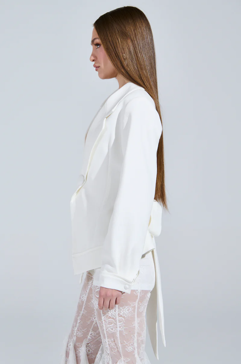 WRAPPED IN A BOW BLAZER IN WHITE - Image 2