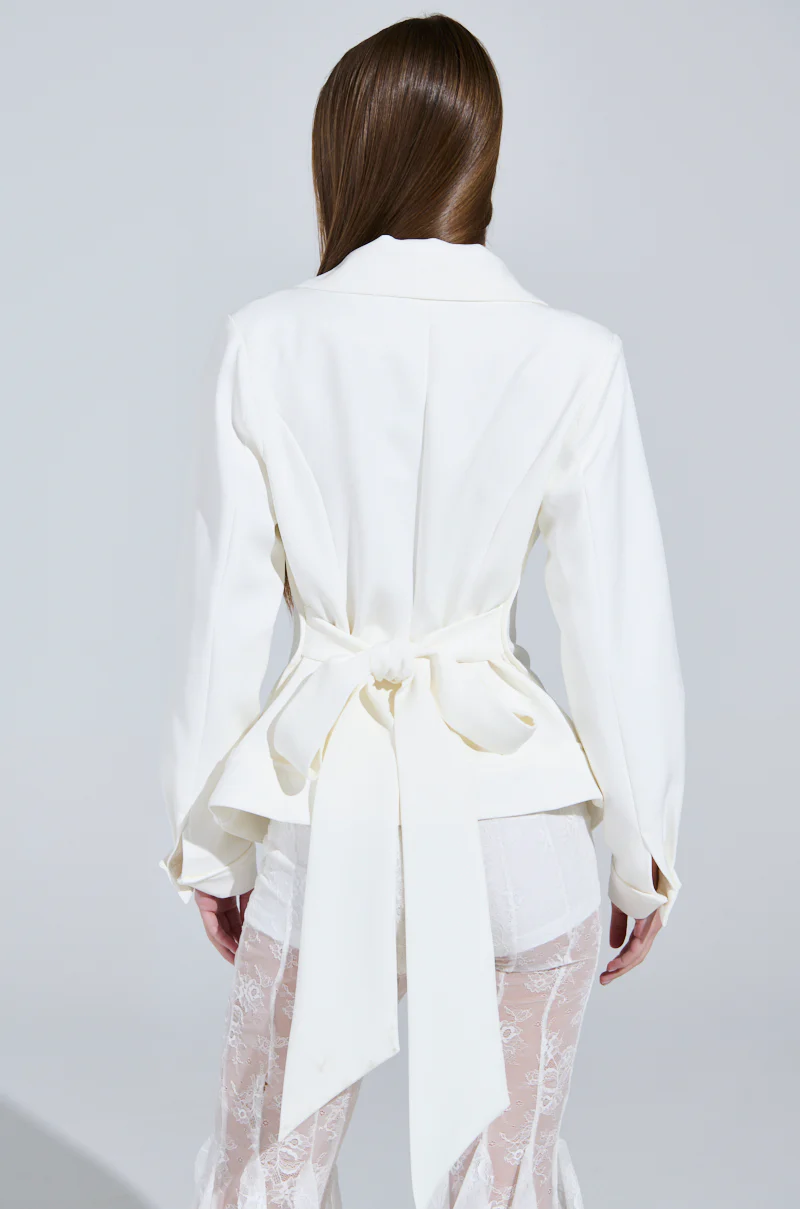 WRAPPED IN A BOW BLAZER IN WHITE - Image 3